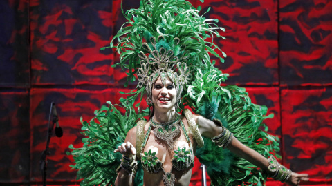 Mujer disfraza para una actuación en el Paddock Club de Singapur. REUTERS