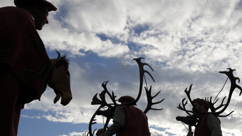 Bailarines realizan la danza de los cuernos en Abbots Bromley, Inglaterra. REUTERS/Darren Staples