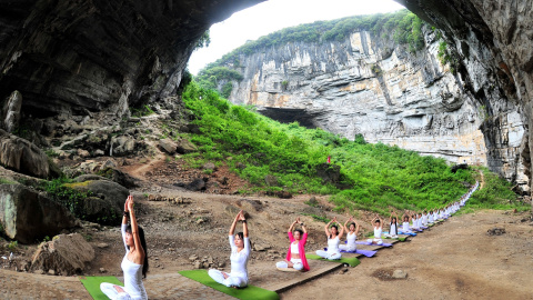 Amantes del yoga practican este deporte en una cueav de Yueyan durante la sesión organizada por un club de yoga en Daoxian, China. REUTERS