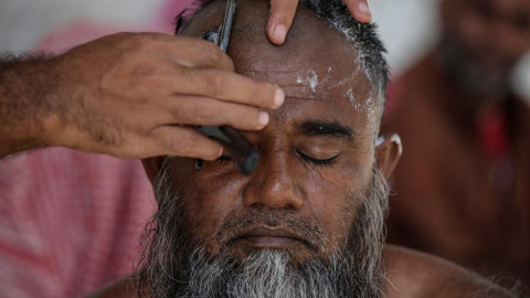 Un peregrino musulmán corta su pelo a finales de la restricción llamada 'Ihram', estado de sacralización o consagración ritual, durante la festividad Eid Al- Adha en una perigrinación en Jamarat, en las afueras de La Meca, Arabia Saudí. La 