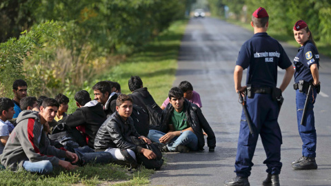 Policías húngaros con inmigrantes afganos cerca de la frontera con Serbia. REUTERS/Dado Ruvic Policías húngaros con inmigrantes afganos cerca de la frontera con Serbia. REUTERS/Dado Ruvic
