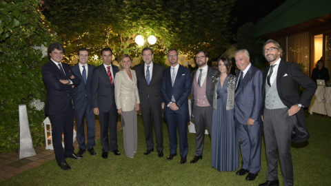Foto de familia de los dirigentes del PP en la boda de Javier Maroto. Entre ellos, Moragas, Casado, Cospedal, Rajoy, Levy, Arenas y Oyarzábal.