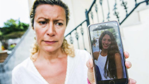 Diana López-Pinel, madre de Diana Quer, muestra una imagen de su hija desaparecida. EFE/Óscar Corral Diana López-Pinel, madre de Diana Quer, muestra una imagen de su hija desaparecida. EFE/Óscar Corral