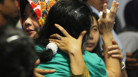 Familiares lloran al ser informados de que han encontrado cadáveres del avión desaparecido de AirAsia en Alta Mar tras días de espera en el aeropuerto de Juanda, en Surabaya. REUTERS