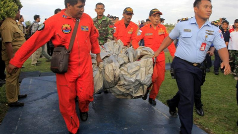Familiares lloran al ser informados de que han encontrado cadáveres del avión desaparecido de AirAsia en Alta Mar tras días de espera en el aeropuerto de Juanda, en Surabaya. REUTERS