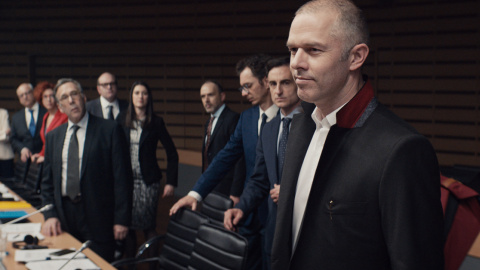 A la derecha, el actor Christos Loulis que interpreta a Varoufakis.