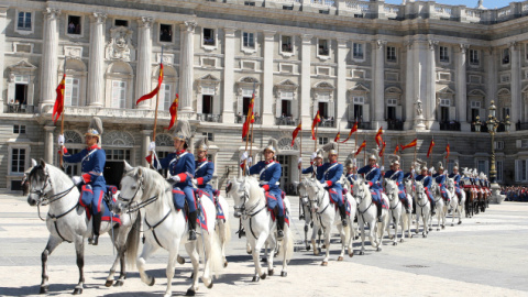 Escolta de alabarderos de la Guardia Real. GUARDIA REAL Escolta de alabarderos de la Guardia Real. GUARDIA REAL