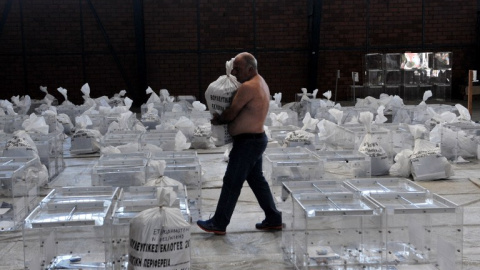 Un trabajador municipal prepara las papeletas para este domingo. - AFP Un trabajador municipal prepara las papeletas para este domingo. - AFP