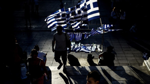 Banderas griegas en la plaza Syntagma, antes del mitin del pasado de Syriza del viernes. - AFP Banderas griegas en la plaza Syntagma, antes del mitin del pasado de Syriza del viernes. - AFP
