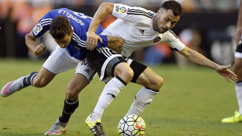 El centrocampista del Valencia Javi Fuego disputa un balón con el delantero italiano del Betis Vincenzo Rennella. - EFE El centrocampista del Valencia Javi Fuego disputa un balón con el delantero italiano del Betis Vincenzo Rennella. - EFE