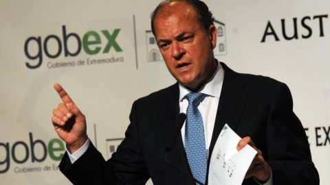 Monago, mientras explica una de sus versiones de sus viajes a Canarias. Monago, mientras explica una de sus versiones de sus viajes a Canarias.