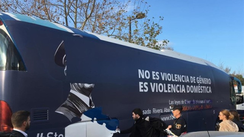 El autobús de Hazte Oír con los eslóganes, que atacaban las leyes de igualdad de género, arrancados. / EUROPA PRESS El autobús de Hazte Oír con los eslóganes, que atacaban las leyes de igualdad de género, arrancados. / EUROPA PRESS