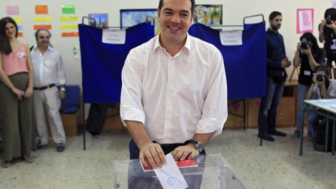 El exprimer ministro griego, Alexis Tsipras, en el momento en el que ha acudido a votar.- EFE El exprimer ministro griego, Alexis Tsipras, en el momento en el que ha acudido a votar.- EFE