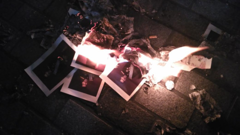 Fotos del rey de España quemadas durante la manifestación de la CUP durante la Diada. Twitter