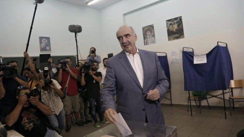 El líder de Nueva Democracia, Evangelos Meimarakis, en el momento de votar.- EFE El líder de Nueva Democracia, Evangelos Meimarakis, en el momento de votar.- EFE