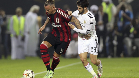 Isco lucha por un balón con Mexes durante el partido. REUTERS Isco lucha por un balón con Mexes durante el partido. REUTERS