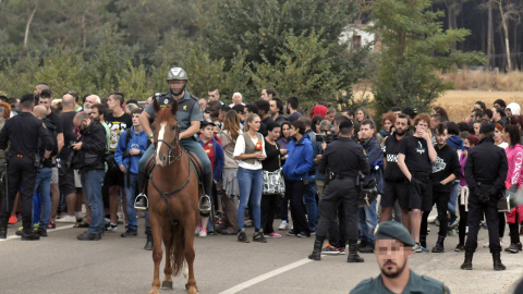 La Guardia Civil controla a miembros de los colectivos animalistas durante la manifestación en Tordesillas convocada por la platarforma ciudadana en apoyo al Toro de la Vega. Una decena de activistas contrarios a la fiesta ha cruzado insult