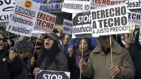 Protesta en Madrid de la PAH para pedir el fin de los desahucios.- EFE Protesta en Madrid de la PAH para pedir el fin de los desahucios.- EFE