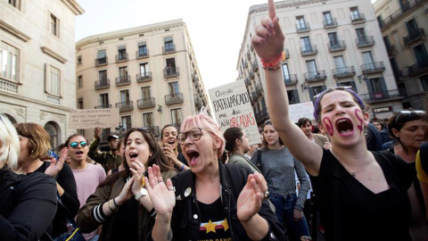 Miles de personas han abarrotado esta tarde la plaza de Sant Jaume de Barcelona en protesta por la sentencia de la Audiencia de Navarra a La Manada Miles de personas han abarrotado esta tarde la plaza de Sant Jaume de Barcelona en protesta por la sentencia de la Audiencia de Navarra a La Manada