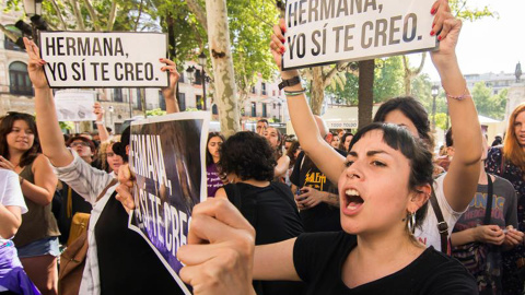 Varios centenares de personas, en su mayoría mujeres, se han concentrado hoy en Sevilla.- EFE Varios centenares de personas, en su mayoría mujeres, se han concentrado hoy en Sevilla.- EFE