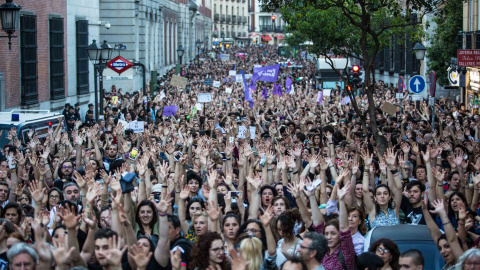 Miles de personas se manifiesta frente al Ministerio de Justicia, en Madrid, en protesta por la sentencia a 'la manada', los cinco jóvenes condenados por abusos sexuales a una chica, pero no por agresión.-JAIRO VARGAS Miles de personas se manifiesta frente al Ministerio de Justicia, en Madrid, en protesta por la sentencia a 'la manada', los cinco jóvenes condenados por abusos sexuales a una chica, pero no por agresión.-JAIRO VARGAS