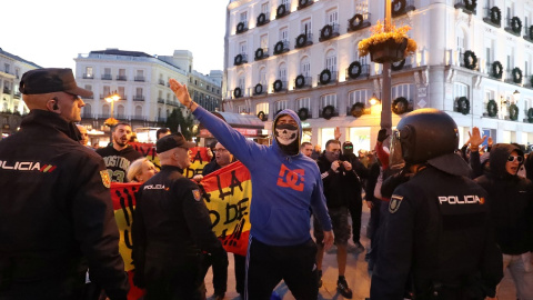 Uno de los neonazis que ha irrumpido en la concentración pacífica ocultando su rostro. | Sergio Pérez Uno de los neonazis que ha irrumpido en la concentración pacífica ocultando su rostro. | Sergio Pérez