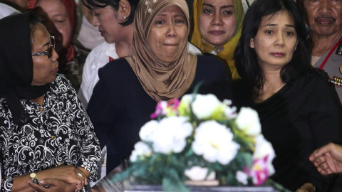 Varias familiares lloran junto al ataúd de Hayati Lutfiah, una de las víctimas del accidente del avión de AirAsia.- EFE Varias familiares lloran junto al ataúd de Hayati Lutfiah, una de las víctimas del accidente del avión de AirAsia.- EFE