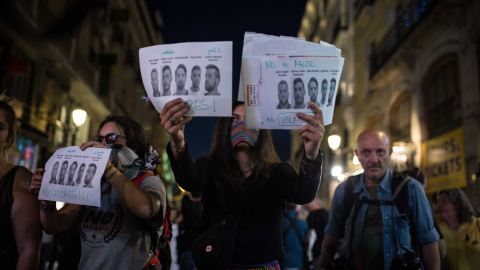Varias manifestantes protestan en Madrid contra la sentencia a 'la manada', portando carteles con las caras de los jóvenes condenados por abusos a una chica en Pamplona, condenados por abusos sexuales, pero no por agresión.- JAIRO VARGAS Varias manifestantes protestan en Madrid contra la sentencia a 'la manada', portando carteles con las caras de los jóvenes condenados por abusos a una chica en Pamplona, condenados por abusos sexuales, pero no por agresión.- JAIRO VARGAS