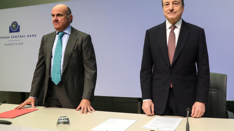 El presidente del Banco Central Europeo (BCE), Mario Draghi (d), y su vicepresidente, el español Luis de Guindos (i), antes de la rueda de prensa tras la reunión del consejo de gobierno de la entidad, en su sede en Fráncfort, Alemania. EFE/ El presidente del Banco Central Europeo (BCE), Mario Draghi (d), y su vicepresidente, el español Luis de Guindos (i), antes de la rueda de prensa tras la reunión del consejo de gobierno de la entidad, en su sede en Fráncfort, Alemania. EFE/