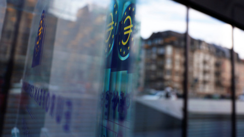 El logo del BCE se refleja en un cristal de la sala de prensa de la entidad, en su sede en Fráncfort. REUTERS / Kai Pfaffenbach El logo del BCE se refleja en un cristal de la sala de prensa de la entidad, en su sede en Fráncfort. REUTERS / Kai Pfaffenbach