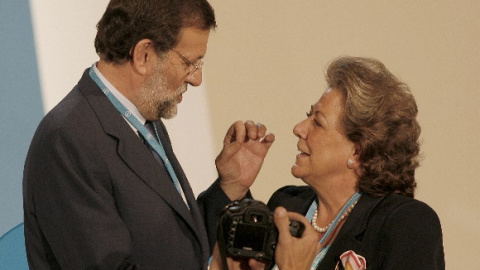 El presidente en funciones, Mariano Rajoy, charla con la exalcaldesa de Valencia y senadora del PP Rita Barberá, en una imagen de archivo. REUTERS El presidente en funciones, Mariano Rajoy, charla con la exalcaldesa de Valencia y senadora del PP Rita Barberá, en una imagen de archivo. REUTERS