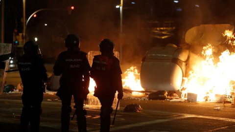 Mossos d'Esquadra durante los disturbios que se están produciendo este miércoles tras la concentración de miles de personas ante la consellería de Interior, en Barcelona. /EFE Mossos d'Esquadra durante los disturbios que se están produciendo este miércoles tras la concentración de miles de personas ante la consellería de Interior, en Barcelona. /EFE