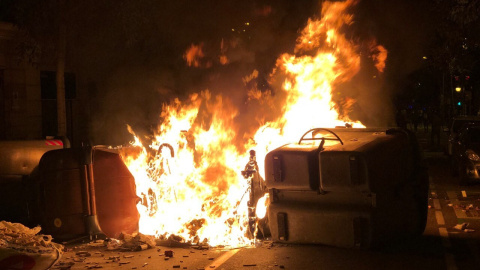 Contenidors en flames al carrer Roger de Flor