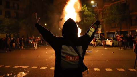 Incendis provocats a Barcelona durant una nova nit d'aldarulls