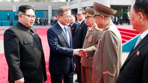 Kim Jong-un presenta su séquito a Moon Jae-in. / EFE Kim Jong-un presenta su séquito a Moon Jae-in. / EFE