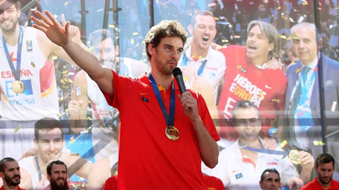 Pau Gasol se dirige a los miles de aficionados congregados en la plaza de Callao. /EFE Pau Gasol se dirige a los miles de aficionados congregados en la plaza de Callao. /EFE