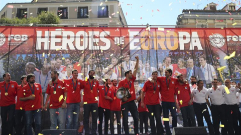 Jugadores y cuerpo técnico de la selección española de baloncesto celebran el título europeo en la plaza de Callao. /EFE Jugadores y cuerpo técnico de la selección española de baloncesto celebran el título europeo en la plaza de Callao. /EFE