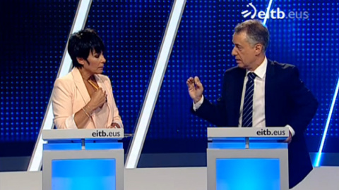 Maddalen Iriarte (EH Bildu) e Iñigo Urkullu (PNV), en el debate de ETB. Maddalen Iriarte (EH Bildu) e Iñigo Urkullu (PNV), en el debate de ETB.
