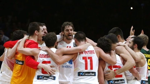 Pau Gasol celebra con el resto de los jugadores la victoria en el Eurobasket. /EFE Pau Gasol celebra con el resto de los jugadores la victoria en el Eurobasket. /EFE