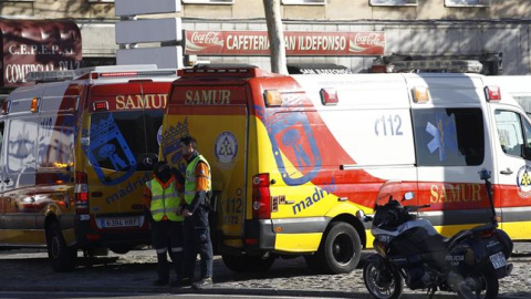 Varias ambulancias del Samur han acudido a la estación como medida de prevención. No se ha registrado ningún herido, aunque los médicos han atendido finalmente a cuatro personas por crisis de ansiedad. EP