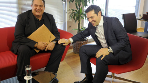 El líder de Syriza Alexis Tsipras, con el líder de su socio de gobierno, Griegos Independientes (ANEL), Panos Kammenos, en su despacho en Atenas tras la victoria en las elecciones de este domingo. REUTERS/Michalis Karagiannis El líder de Syriza Alexis Tsipras, con el líder de su socio de gobierno, Griegos Independientes (ANEL), Panos Kammenos, en su despacho en Atenas tras la victoria en las elecciones de este domingo. REUTERS/Michalis Karagiannis