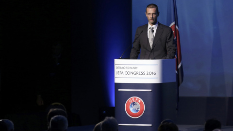Aleksander Ceferin, nuevo presidente de la UEFA, pronuncia su discurso en Atenas. /REUTERS Aleksander Ceferin, nuevo presidente de la UEFA, pronuncia su discurso en Atenas. /REUTERS