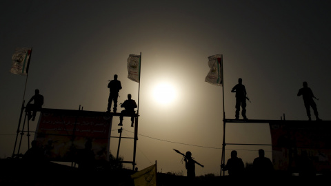 Militantes palestinos leales al movimiento Fatah hacen guardia durante una ceremonia de graduación de estilo militar en Khan Younis, en el sur de la Franja de Gaza. REUTERS / Suhaib Salem