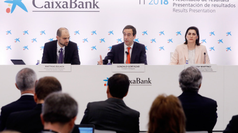 El consejero delegado de CaixaBank, Gonzalo Gortázar (c), el director ejecutivo de Intervención, Matthias Bulach, y la directora de Comunicación, María Luisa Martínez, durante la presentación de los resultados del primer trimestre realizada