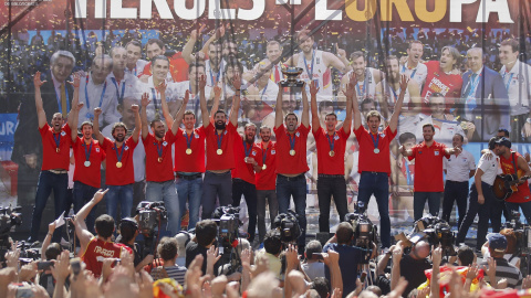 Jugadores y cuerpo técnico de la selección española celebran el título europeo en la plaza de Callao.  REUTERS/Andrea Comas