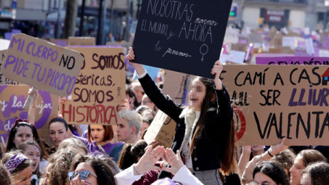 Manifestación de estudiantes en Barcelona con motivo de la huelga feminista del 8M. / SUSANNA SÁEZ (EFE) Manifestación de estudiantes en Barcelona con motivo de la huelga feminista del 8M. / SUSANNA SÁEZ (EFE)
