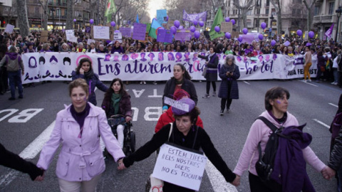Mujeres en la manifestación de la huelga feminista del 8M en Barcelona. / JOEL KASHILA Mujeres en la manifestación de la huelga feminista del 8M en Barcelona. / JOEL KASHILA