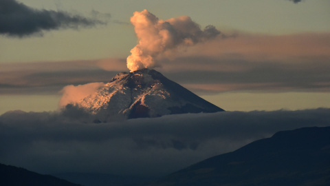 El volcán Cotopaxi echa ceniza, 21 de septiembre, 2015. La actividad del volcán empezó tras 138 años de silencio, el día 14 de agosto de este año. AFP/ RODRIGO BUENDIA