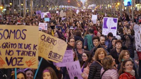 Mujeres en la manifestación de la huelga feminista del 8M en Barcelona. / JOEL KASHILA Mujeres en la manifestación de la huelga feminista del 8M en Barcelona. / JOEL KASHILA