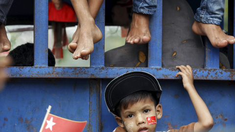 Un niño y su familia espera al líder pro-democracia de Birmania, Aung San Suu Kyi, en su campaña en el distrito de Kawhmu, a las afueras de Yangon. REUTERS/Soe Zeya Tun
